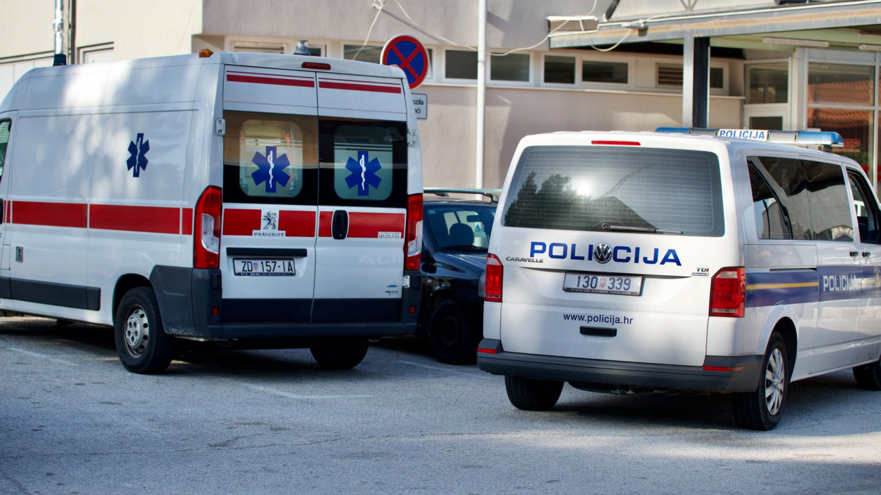 Vozio pod utjecajem alkohola iako mu je vozačka ranije oduzeta: Auto se nakon slijetanja s ceste prevrnuo, suvozačica ozlijeđena teže