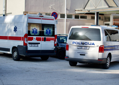 Vozio pod utjecajem alkohola iako mu je vozačka ranije oduzeta: Auto se nakon slijetanja s ceste prevrnuo, suvozačica ozlijeđena teže