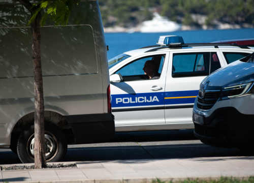Razbojnik u Šibeniku prijetio zaposlenici pa pokrao novac iz automat kluba