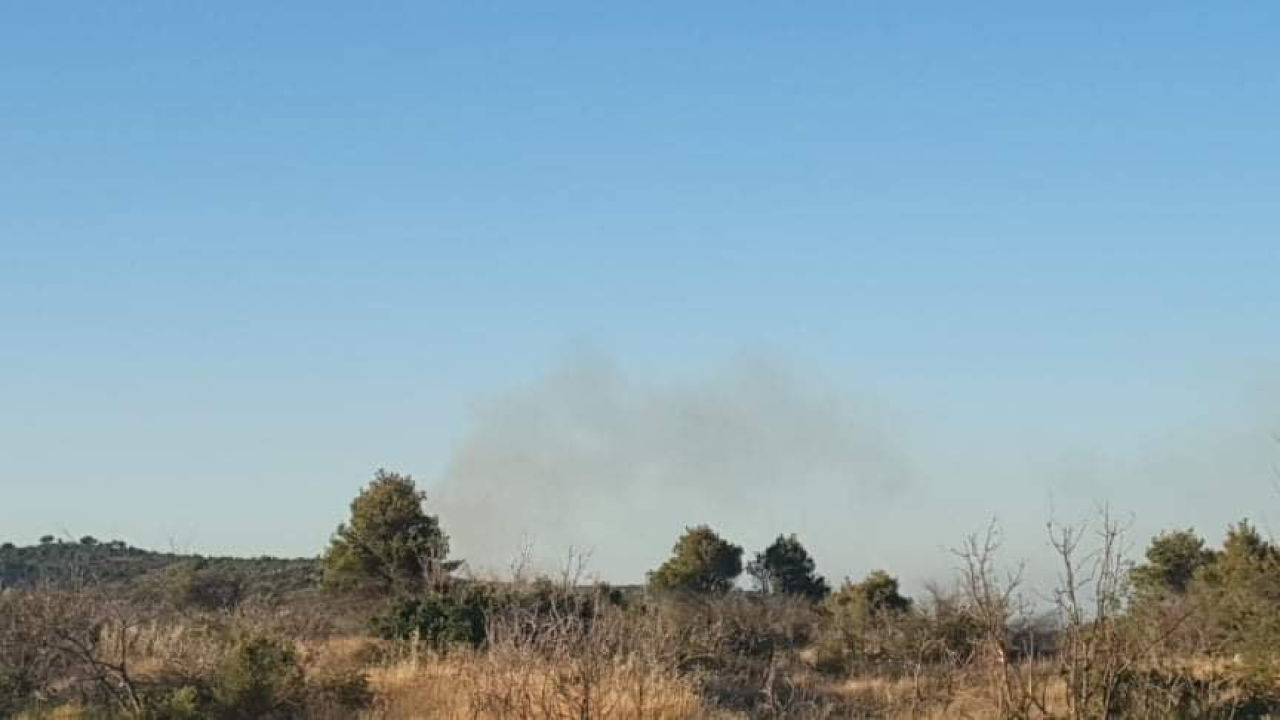 Lokaliziran požar kod Rasline: Uz 26 vatrogasaca, gasio ga i jedan kanader