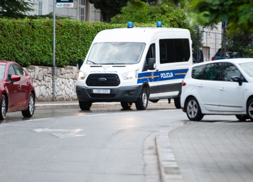 Dvojica muškaraca u šibenskom trgovačkom centru pokušali oteti dijete, roditelje ozlijedili