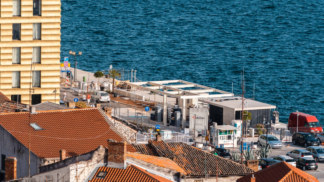 Puknule ljestve tijekom kontrole radova na Ininoj pumpi na rivi: Radnik teže ozlijeđen