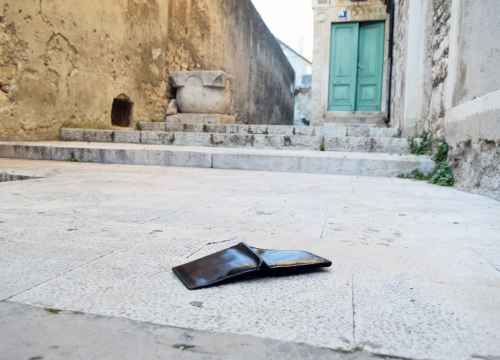 Upozorenje starijim građanima: Ženi (80) ukraden novčanik u jednom šibenskom trgovačkom centru