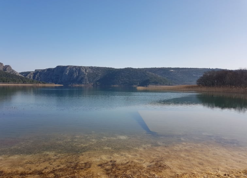 Na plaži u Nacionalnom parku Krka smrtno stradala žena: Policija istražuje što se dogodilo