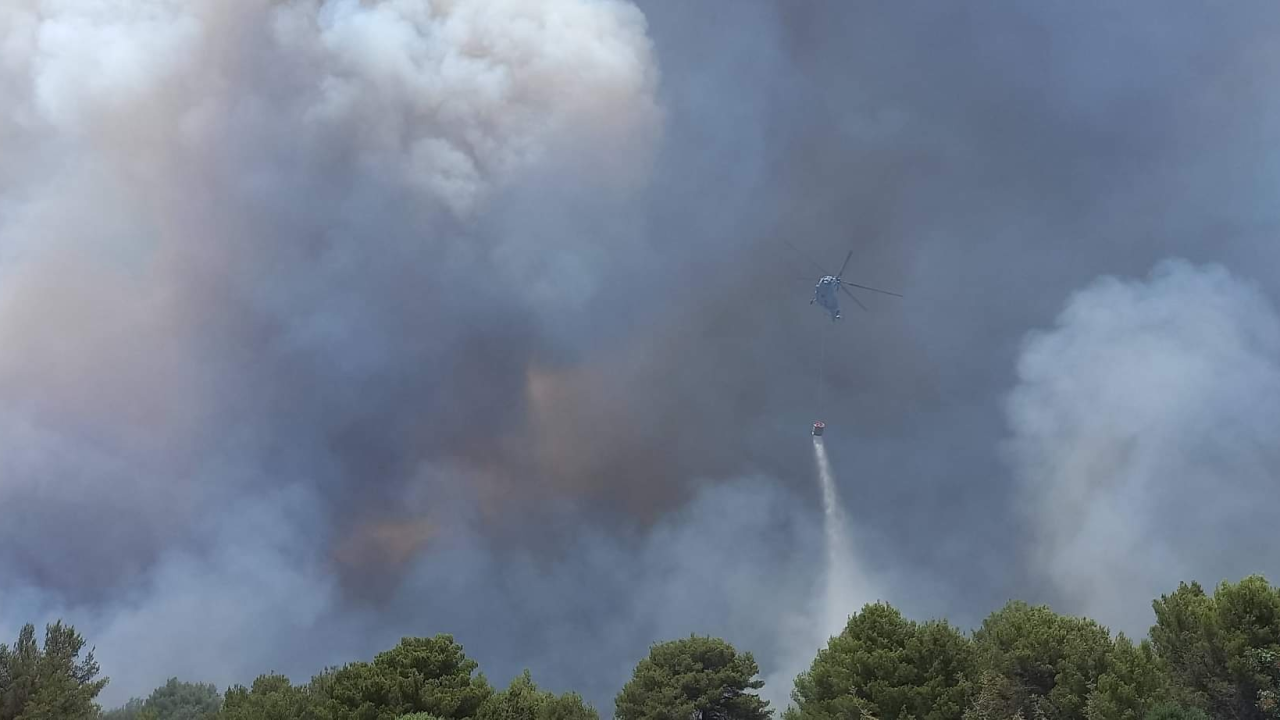 Veliki požar na Čiovu: Na terenu preko 90 vatrogasaca, gase ga i zračne snage