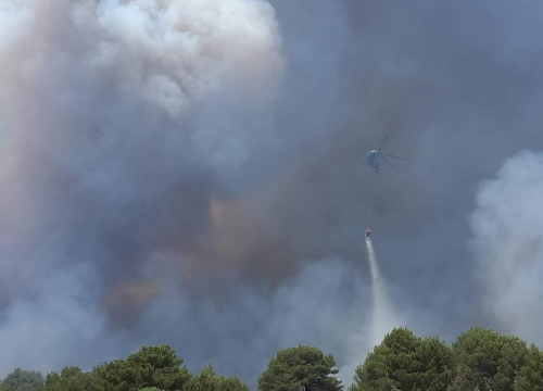 Veliki požar na Čiovu: Na terenu preko 90 vatrogasaca, gase ga i zračne snage