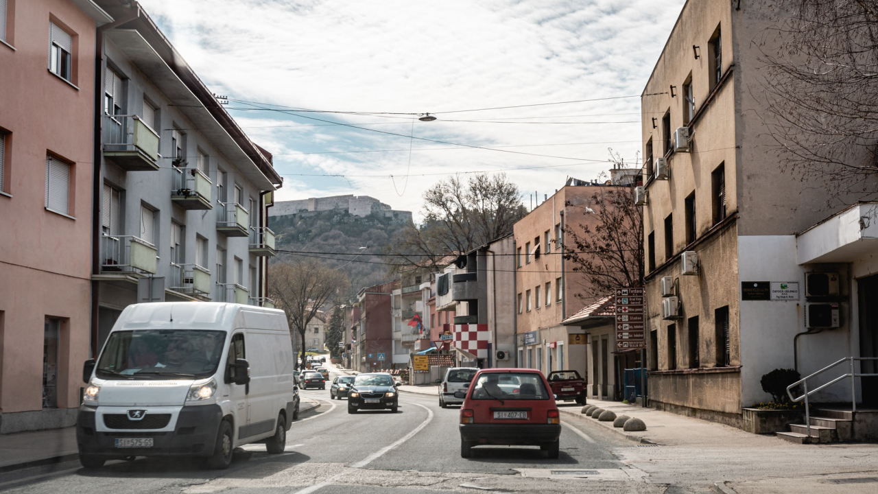 Sletio s ceste u Kninu, odbio se od stabla pa zabio u stup javne rasvjete: Suvozačica teže ozlijeđena