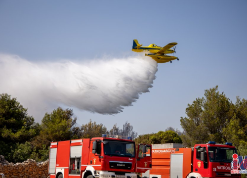 Požar na Srimi lokaliziran: Izgorjelo 10 hektara trave, niskog raslinja i borove šume