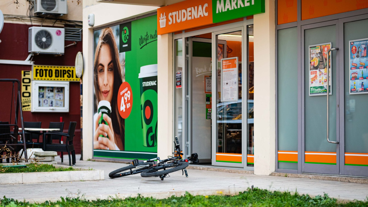 U Šibeniku opljačkan Studenac, lopov prijetio mladoj prodavačici pa nestao s novcem