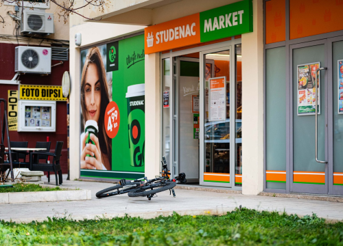 U Šibeniku opljačkan Studenac, lopov prijetio mladoj prodavačici pa nestao s novcem
