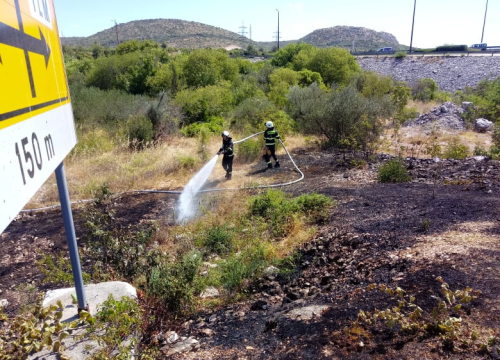 Požar između Dalmarea i Petrola: Vatra ugašena, izgorjelo 200 kvadrata trave i makije