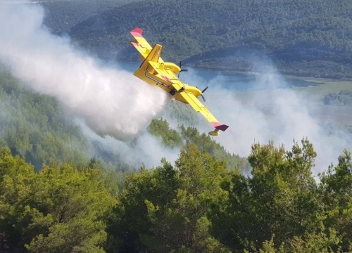Veliki požar kod Trogira, stigli i kanaderi: 'Situacija nije ni blizu pod kontrolom'