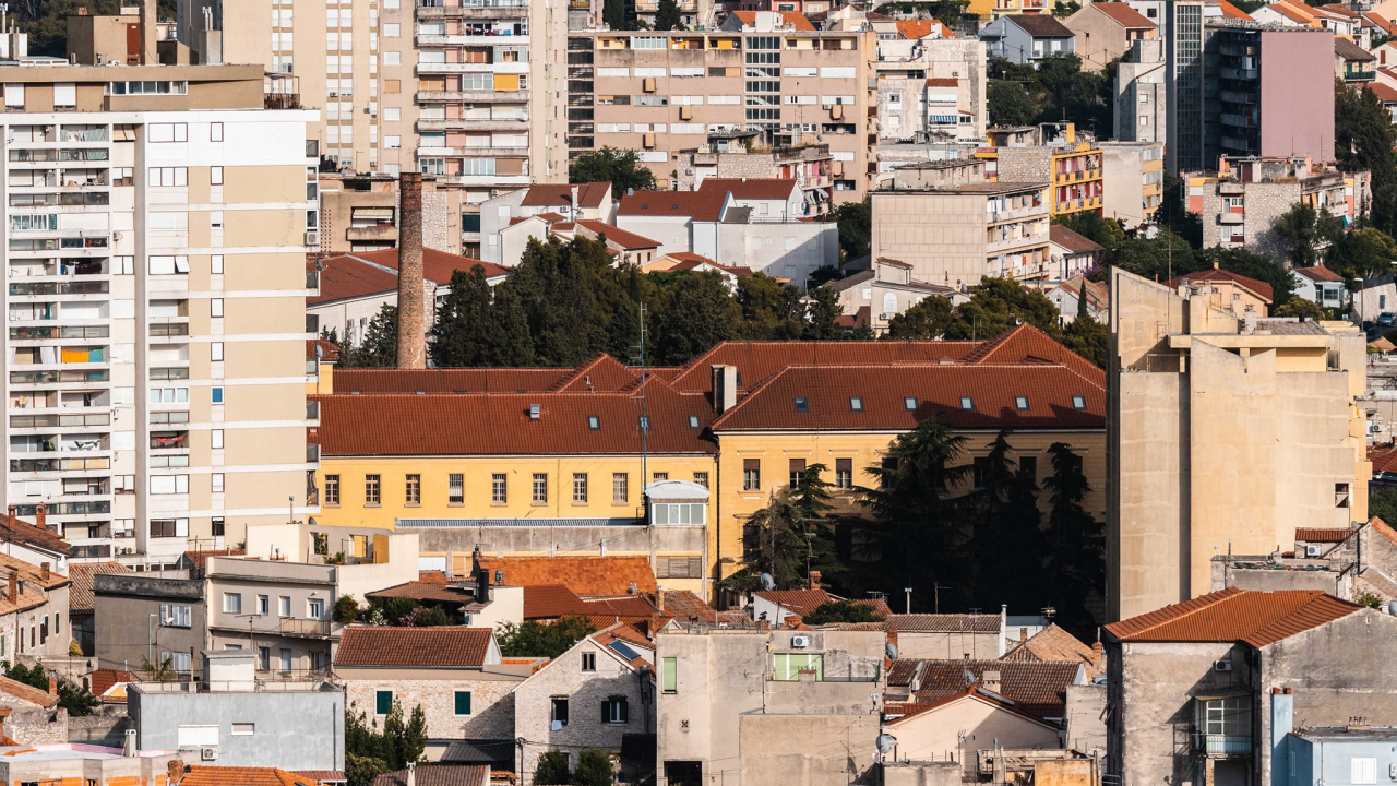 Žena u Šibeniku starici iz ormara ukrala kuvertu s dvije tisuće eura