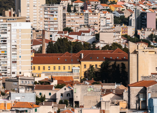 Žena u Šibeniku starici iz ormara ukrala kuvertu s dvije tisuće eura