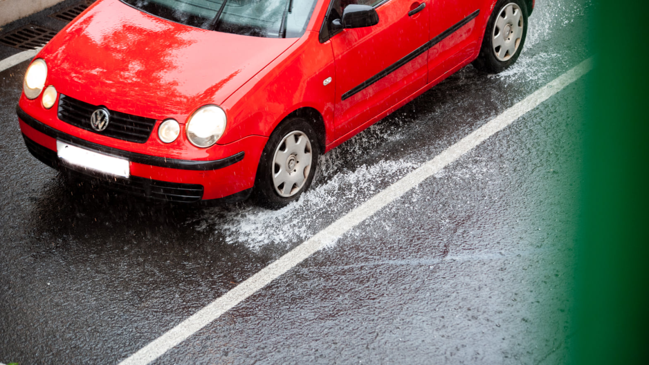 Jak vjetar otežava promet na Jadranu: Ceste mokre i skliske, neke dionice zatvorene