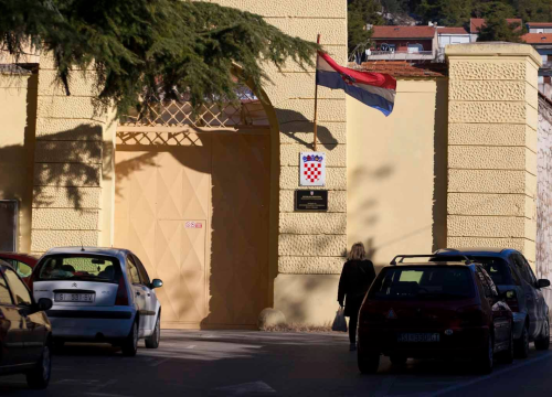 DORH opisao sumanut pohod 47-godišnjeg muškarca po Šibeniku i Murteru: Opljačkao kladionicu, pokušao i dućan