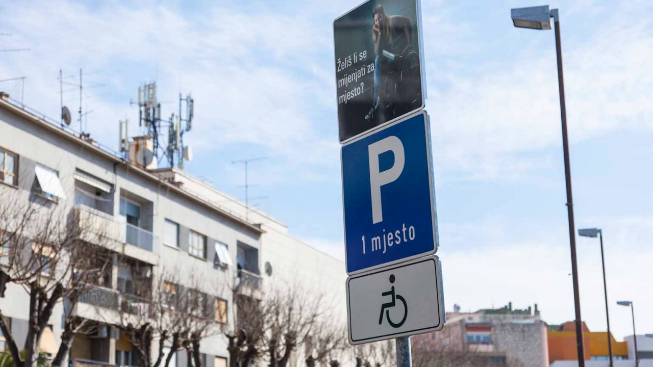 Vozač (47) fizički napao komunalnog redara u Primoštenu jer ga je upozorio da ne parkira na mjestu za invalide