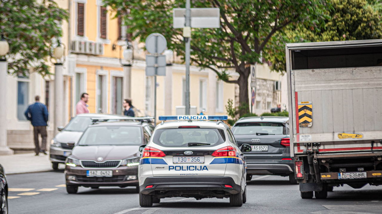Sukob građana i policije u Omišu, jednom policajcu ispao pištolj