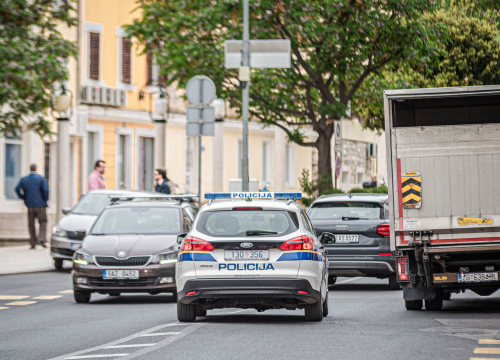 Sukob građana i policije u Omišu, jednom policajcu ispao pištolj