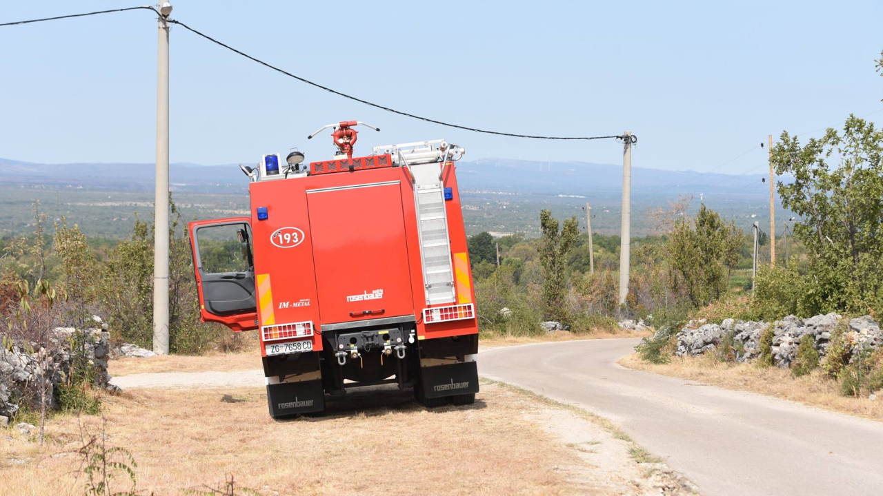 Jučer u županiji gorjelo na tri mjesta: Vatrogasci u Općini Promina intervenirali u tri navrata