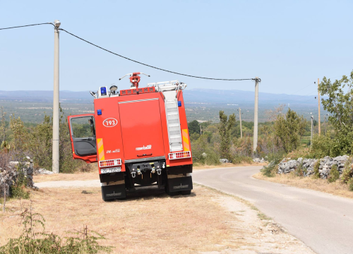 Jučer u županiji gorjelo na tri mjesta: Vatrogasci u Općini Promina intervenirali u tri navrata