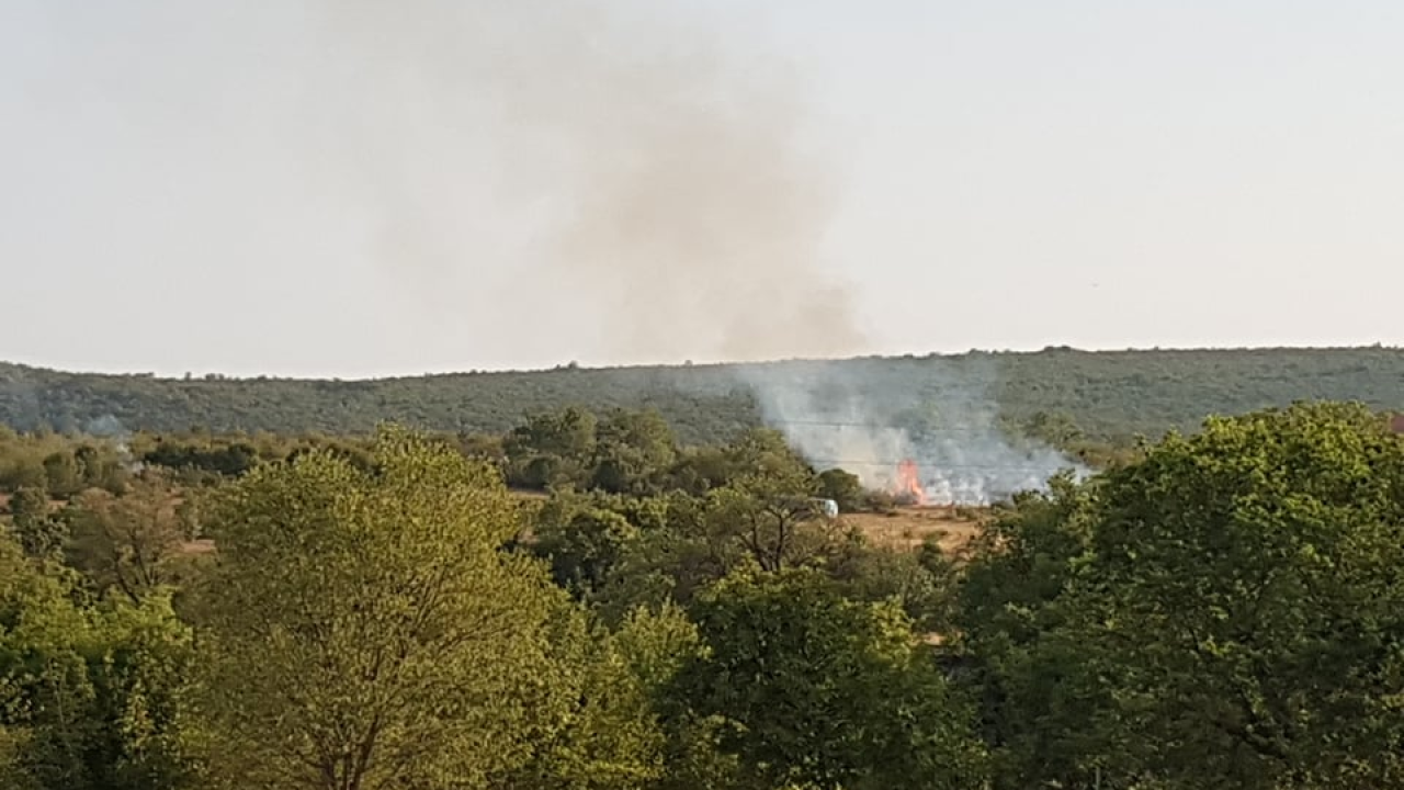 Lokaliziran požar koji je planuo kod Unešića: Gorjela trava i nisko raslinje