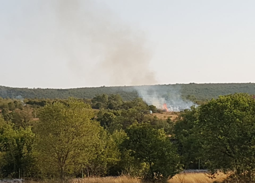 Lokaliziran požar koji je planuo kod Unešića: Gorjela trava i nisko raslinje