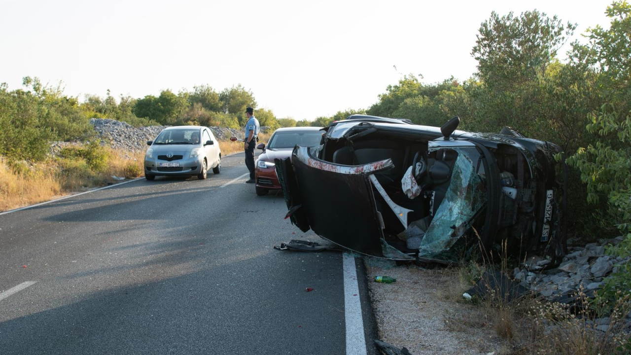 Vozač rano jutros sletio s ceste kod Srime: Prevezen je u bolnicu