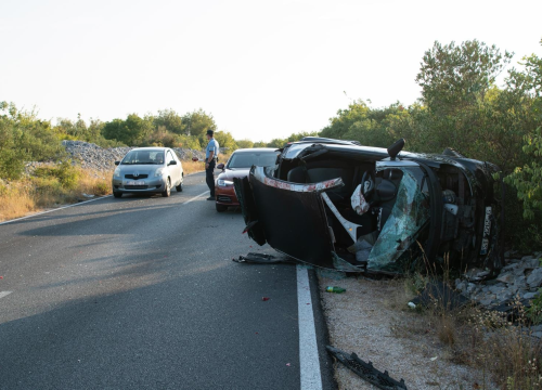 Vozač rano jutros sletio s ceste kod Srime: Prevezen je u bolnicu