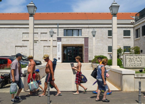 Iskalio bijes na oglasnoj ploči u vlasništvu Grada Vodica: Napravio 6000 kuna štete