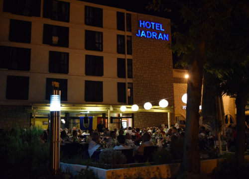 Zabavite se na novouređenoj terasi restorana i bara Jadran uz Sinove Ravnice!