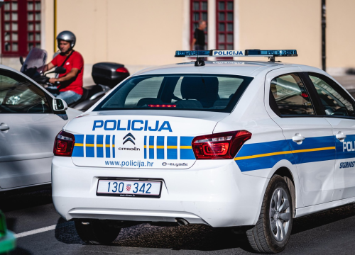 Lopovi ne miruju: U Primoštenu ukraden bicikl, u Konjevratima prometni znak