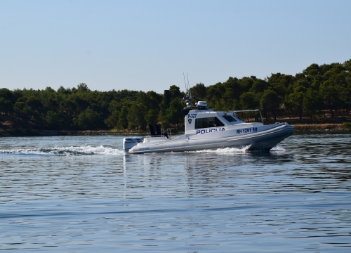 Djevojčica kojoj je u nesreći s jet-skijem u Marini poginula majka bori se za život
