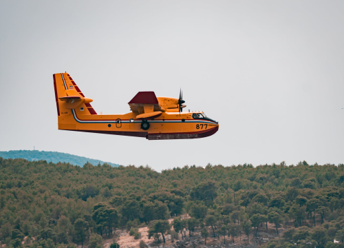 Ugašen požar koji je jučer planuo kod Knina: Gasile i zračne snage, izgorjelo 2 i pol hektara borove šume