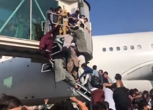 Kaos na kabulskom aerodromu: Talibani preuzeli glavni grad, ljudi bježe jedan preko drugoga, letovi otkazani