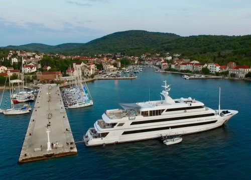 Jahta čiji tjedni najam košta 300 tisuća eura mami poglede na Zlarinu, pogledajte kakva je iznutra