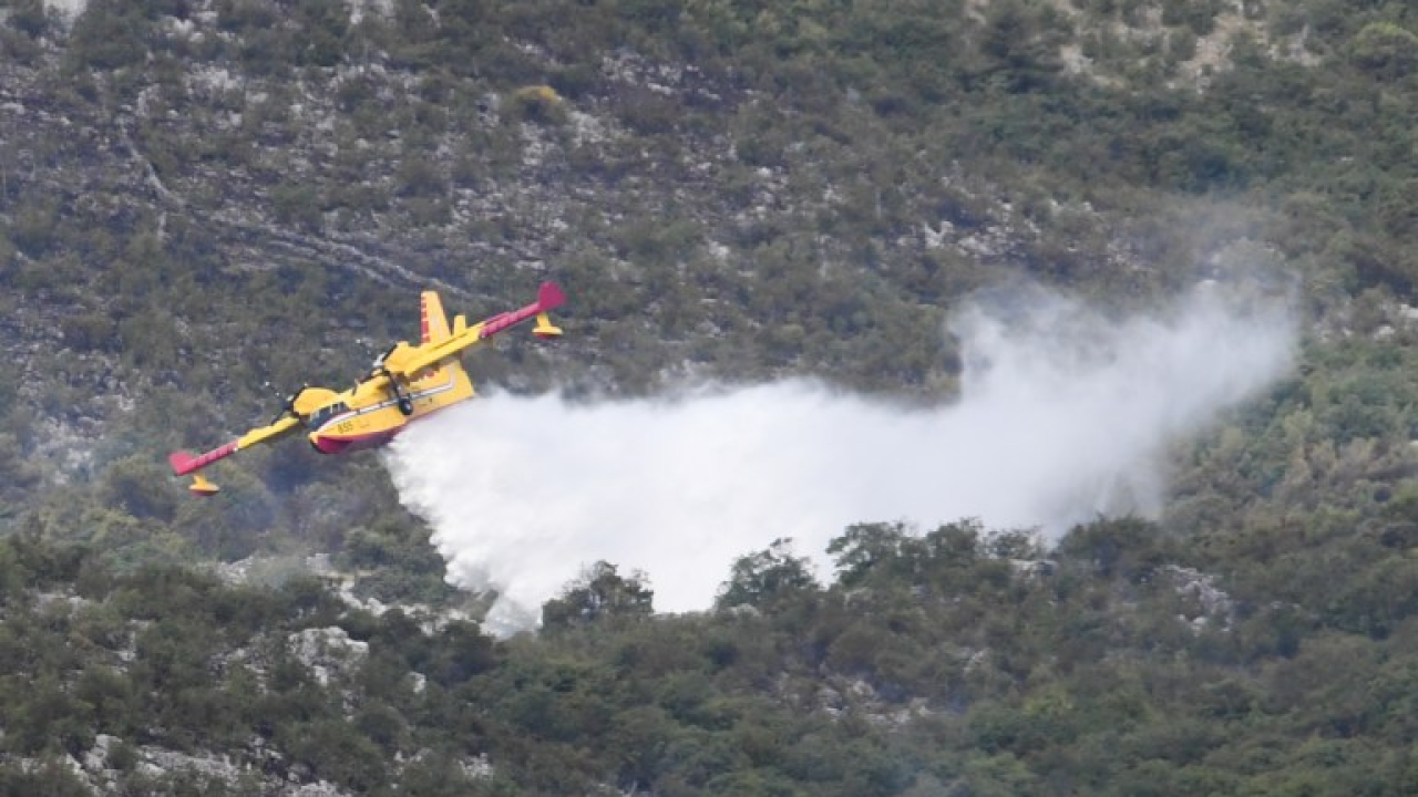Od Knina do Primoštena: Vatrogasci gasili diljem županije, na Žutu sudjelovale i zračne snage