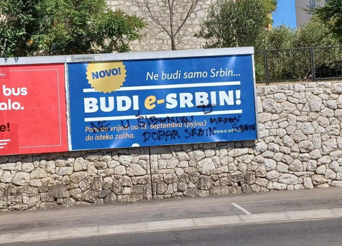 Plakat 'Budi e-Srbin' na Baldekinu išaran govorom mržnje: Jutros je ekspresno uklonjen