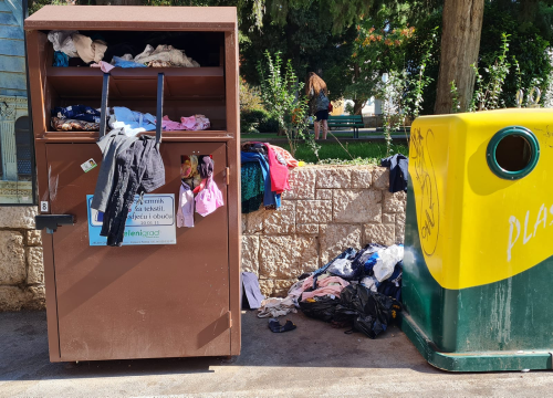 Stara roba kipi iz kontejnera po Šibeniku: Tekstilna industrija je ogroman problem u cijelom svijetu
