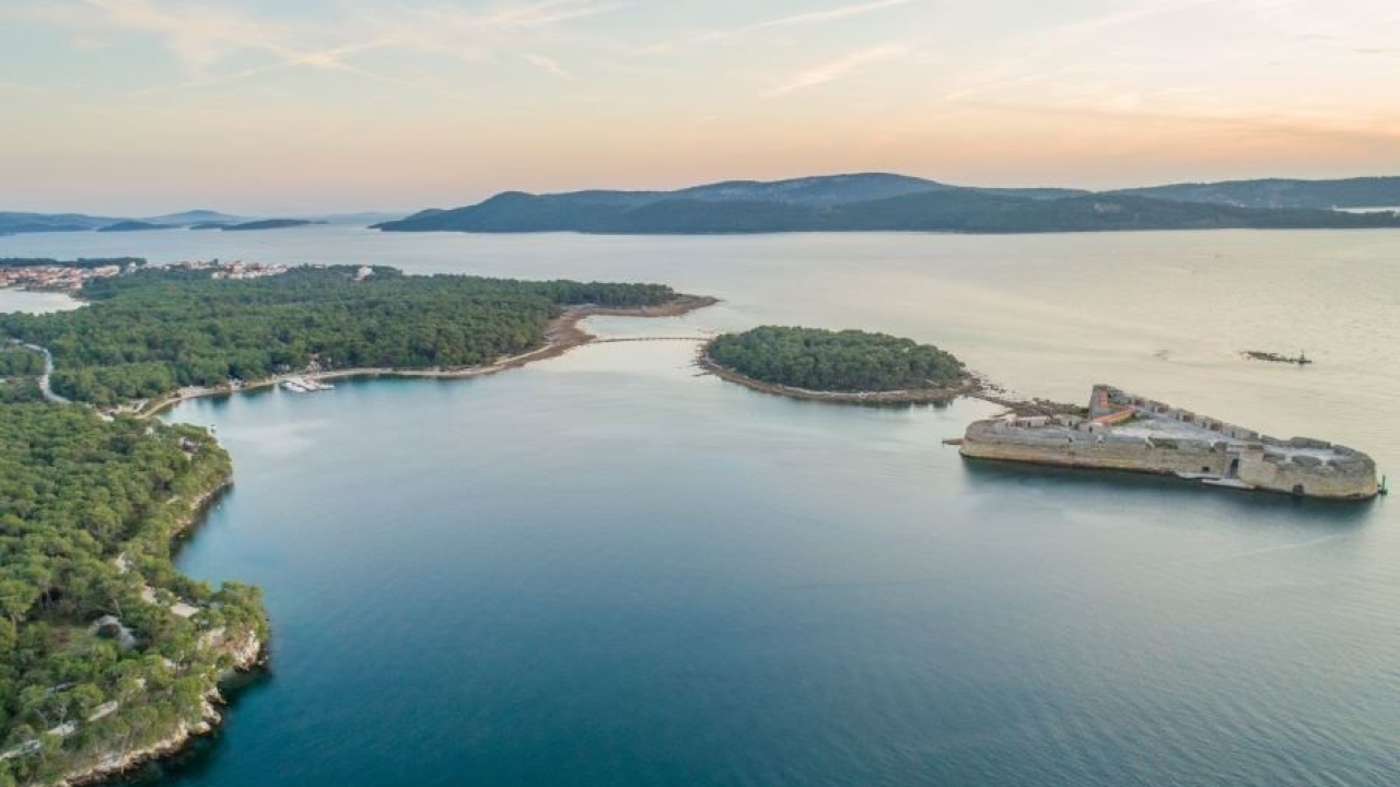 Brod za sv. Nikolu plovi još kratko: Iskoristite zadnje sunčane dane za izlet na Unescovu ljepoticu!