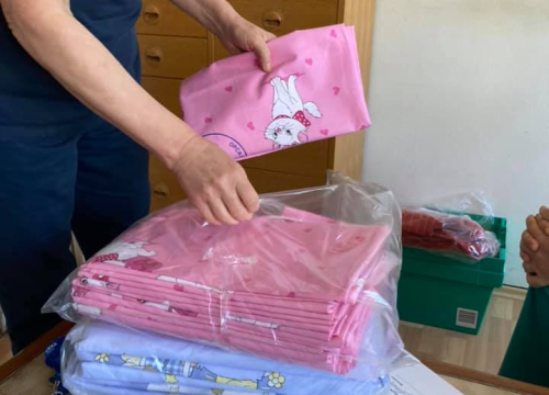 Fotografija 5 - Šibenska ginekologija sada izgleda puno veselije: Stigla nova posteljina kupljena u humanitarnoj akciji dvije Tee