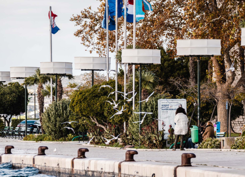 Radovi na novoj rasvjeti na šibenskoj rivi trebali su već biti gotovi, a još nisu ni počeli: Doznali smo gdje je zapelo