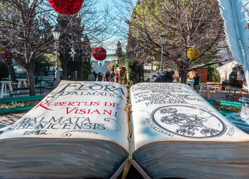 Najteže štivo u gradu: U parku otvorena 300 kila teška knjiga koju su šibenski umjetnici izrađivali više od 500 sati