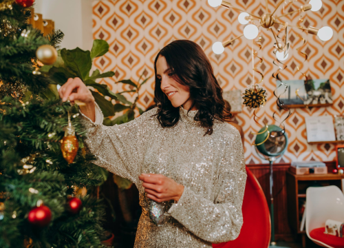 Najbolji pokloni za svaki znak: Kome dobra knjiga, kome parfem, a kome boca finog vina i večera?