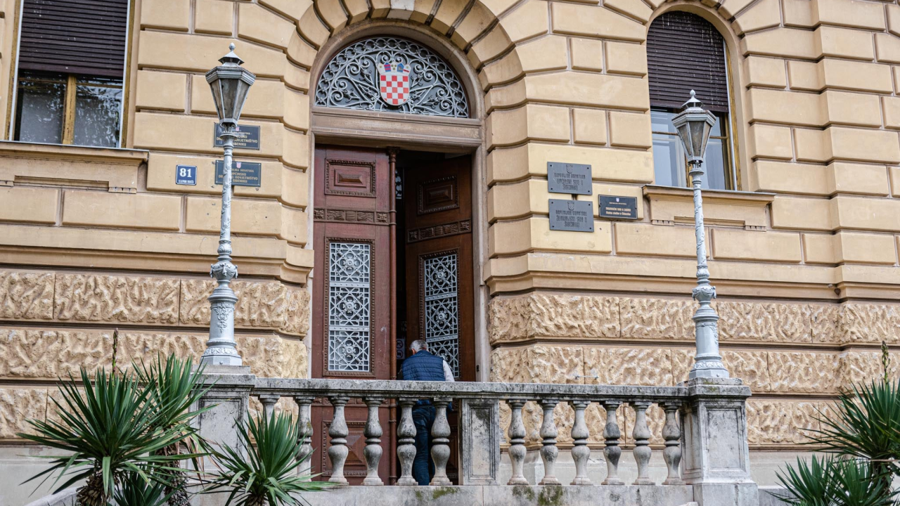 Policija privela 36-godišnjaka koji je prijetio ženi u Šibeniku: Određena mu mjera opreza