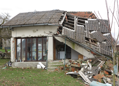 Banija godinu dana kasnije: Izgrađen tek manji broj privremenih kuća