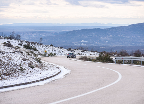 Olujni vjetar otežava promet, u Lici pada snijeg: Zbog bure i vijavica zatvorene dionice magistrale i autoceste