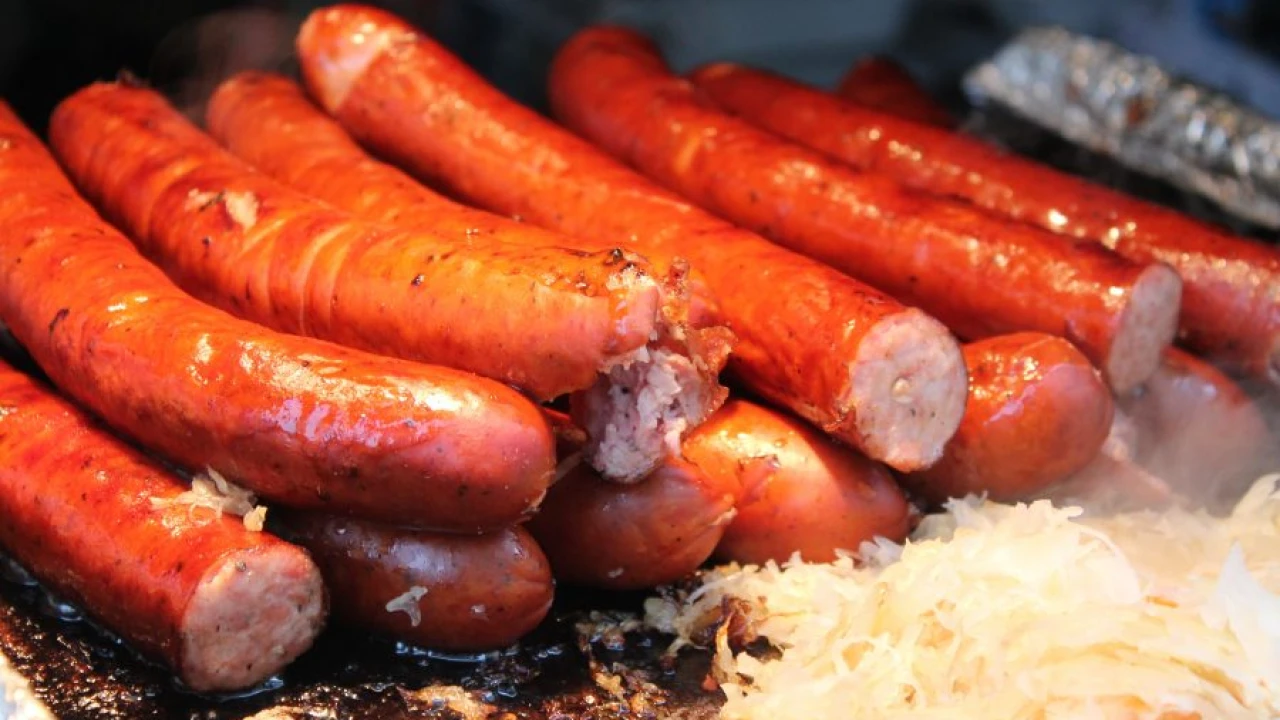 S polica dućana povlači se jedna vrsta kobasica