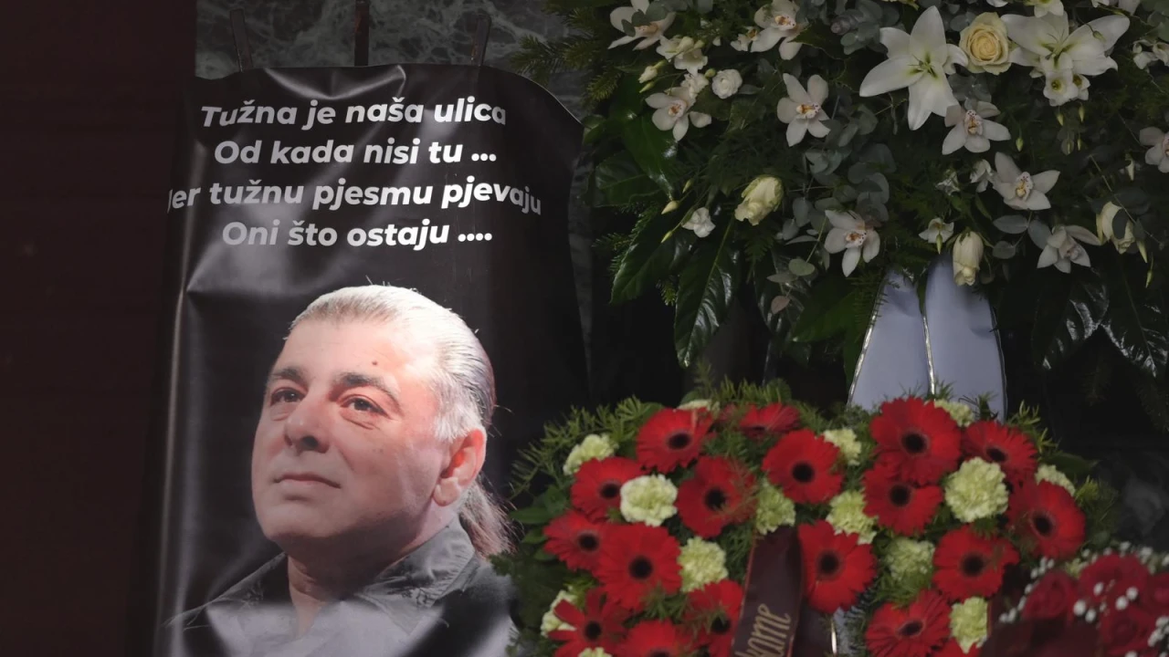 Posljednji ispraćaj Akija Rahimovskog: Od pjevača su se oprostili neutješni kolege, prijatelji i obitelj