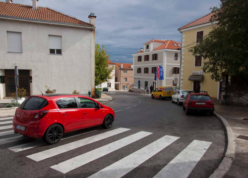 Traga se za lopovom kojem su dozlogrdile rekordne cijene goriva pa ga je krao iz parkiranih vozila u Drnišu